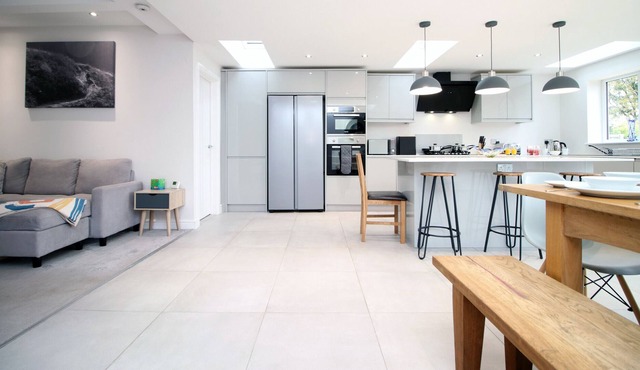 K Suites - Lovely 5-Bedroom House w/ free Wi-Fi