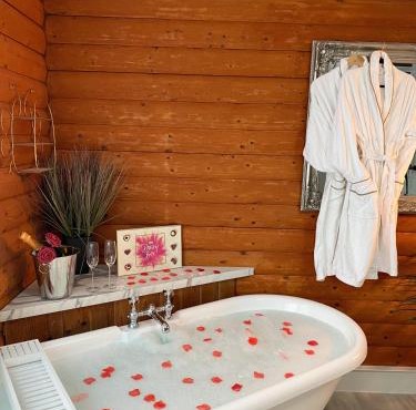 Kaoglen Doe Suite - Infrared Sauna - Dog Friendly - Feature Claw Bath Tub