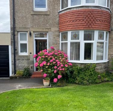 Kelvinside, Seahouses, 2 minute walk into village