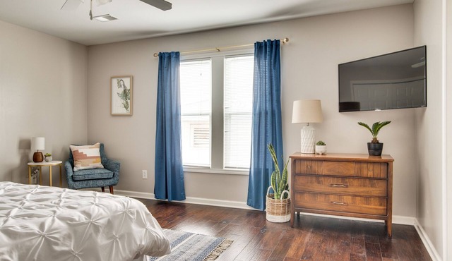 King Size Stylish Apt 10 min to city center; Ideal for longer stays