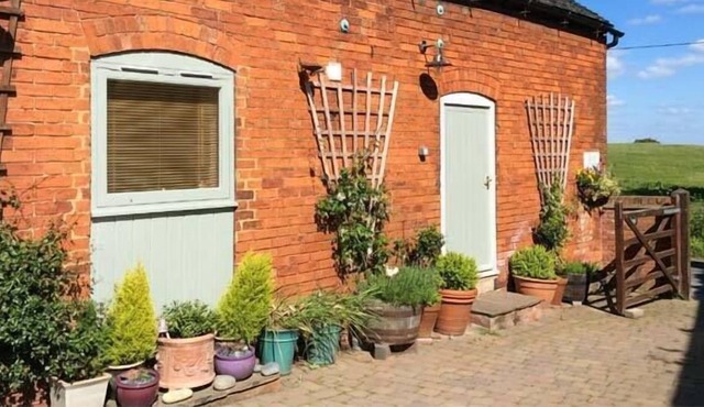 KIPPER'S CORNER, pet friendly, character holiday cottage in Doveridge