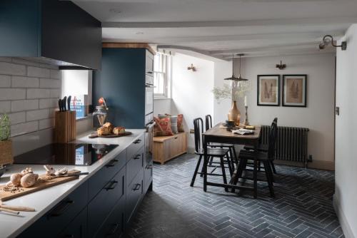 Kittiwake Cottage - Charming harbour-side cottage, luxury interiors