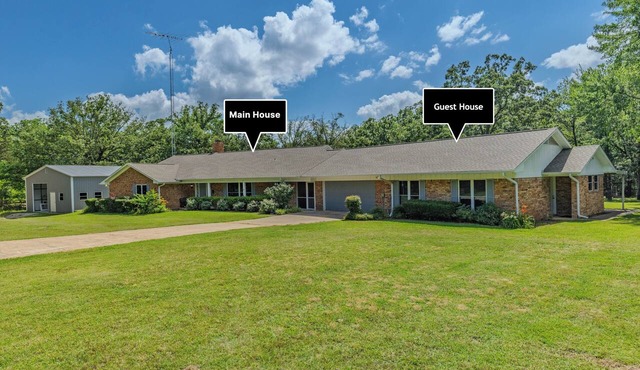 Lake Fork Waterfront Guest House W/Pool and Dock in Yantis