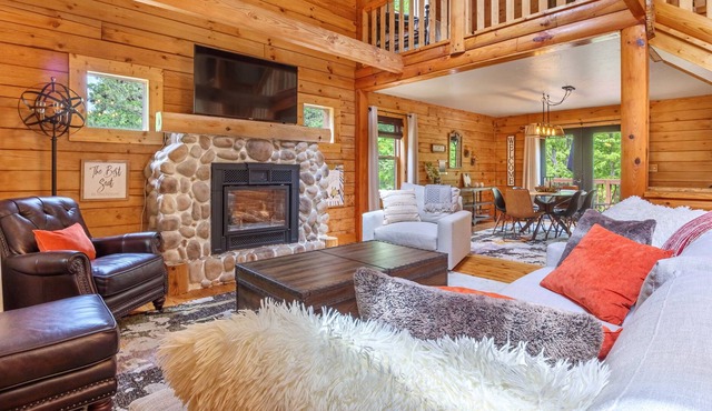 Lake Lure Cabin W/ Hot Tub+ Fire Pit! - Pets Welcome!