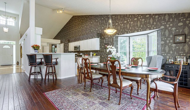 Lake Views & Work Spaces: Quiet Hilliard Home! in Hilliard