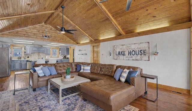 Lakefront Family Retreat Dock Hot Tub & Games