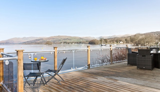 LAKESIDE LODGE