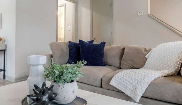 Landing | Beautiful 2BD, Clubhouse, Gym