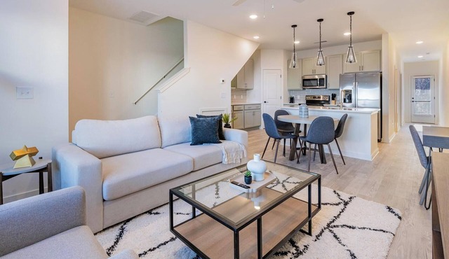 Landing | Modern 3BD, Pool, Gym
