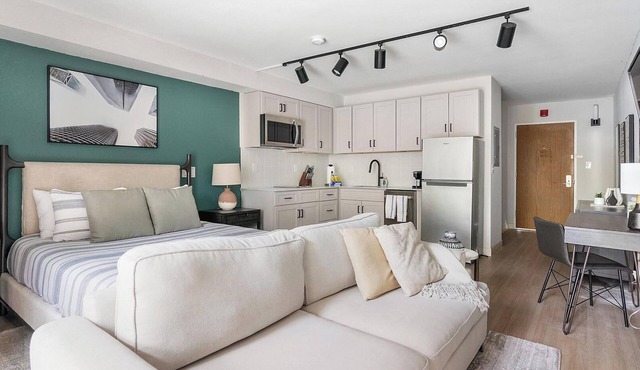 Landing | Spectacular Studio, Pool, Gym