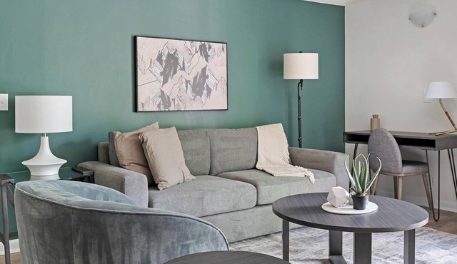 Landing | Stylish 1BD, Pool, Gym