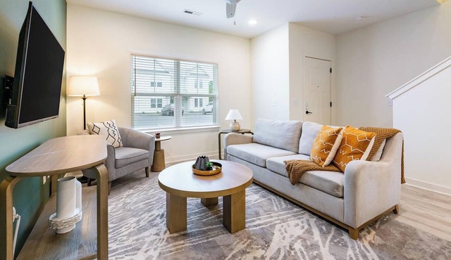 Landing | Stylish 2BD, Pool, Gym