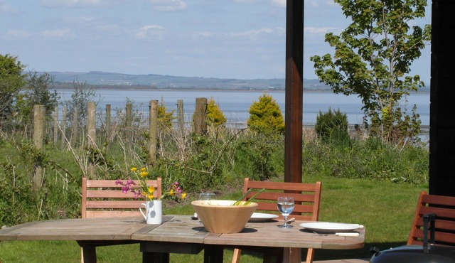 Lapwing Lodge - a log chalet that sleeps 4 guests in 2 bedrooms