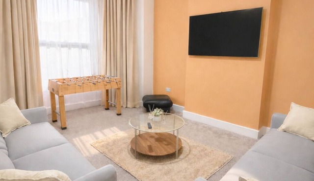 Large 4BR House, Contractors, Free Parking! - Croydon