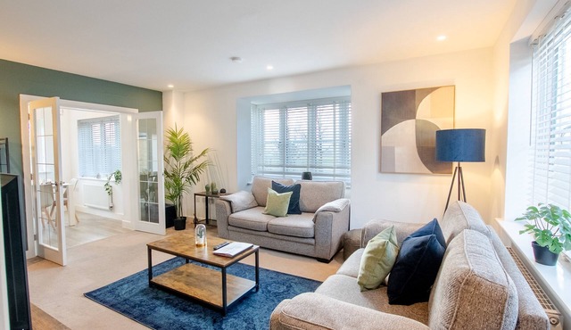 Large 5-Bed House for 8 Guests – Perfect for Workers & Families