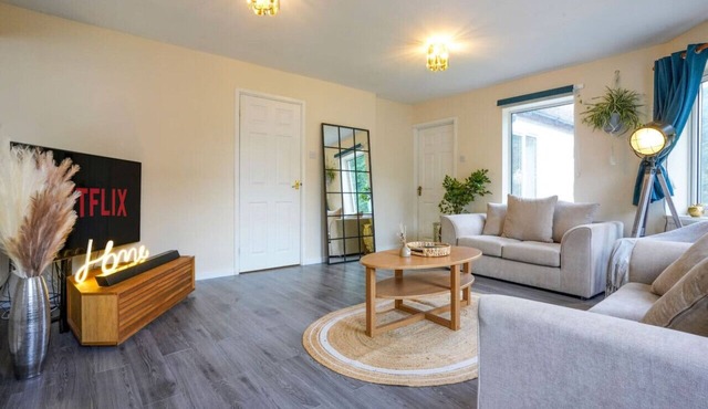 Large 5 Bedroom Bungalow Sleeps 10 Driveway Parking Fast WiFi Self-Check-In Yoko Property