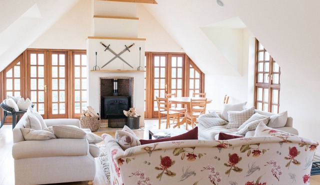 Large 5 bedroom house with two lounges and large indoor pool
