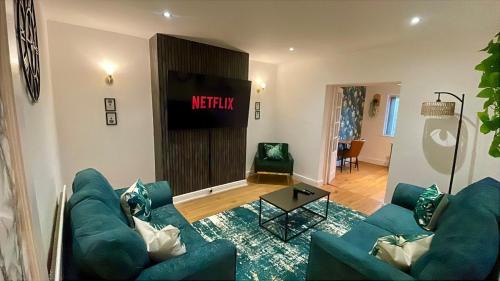 Large Contractor House - 6 Bedrooms - 10 BEDS - Free Private Parking