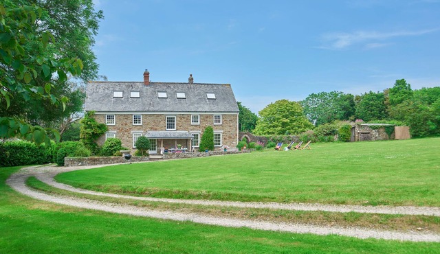 Large country house, near Heligan Gardens, an ideal base for exploring Cornwall.