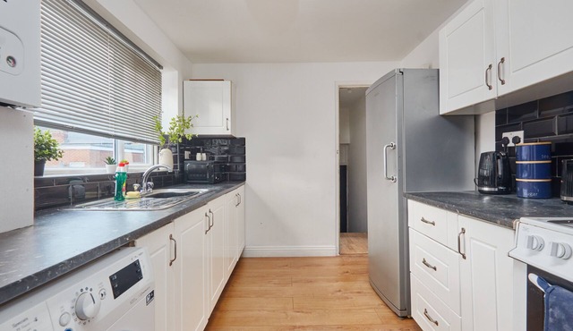Large Flat Close to The City Centre - Sleeps 12