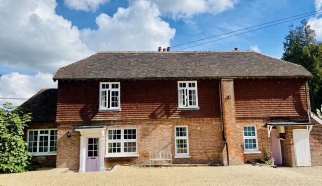 Large house with tennis court in Wadhurst. Sleeps up to 8 close to Bewl Water.