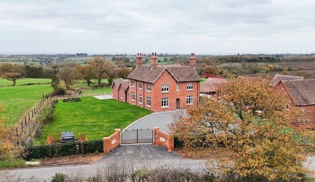 Large, modern countryside retreat with hot tub - Sleeps 24 - Nr Birmingham