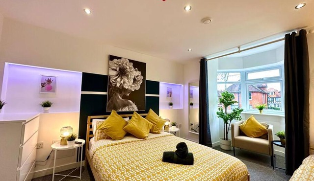 Large New 4 bedroom House Sleeps up to 12 - Accepts Groups - Great Location - FREE Parking - Fast WiFi - Smart TVs - sleeps up to 12 people - Close to Bournemouth & Poole Town Centre & Sandbanks