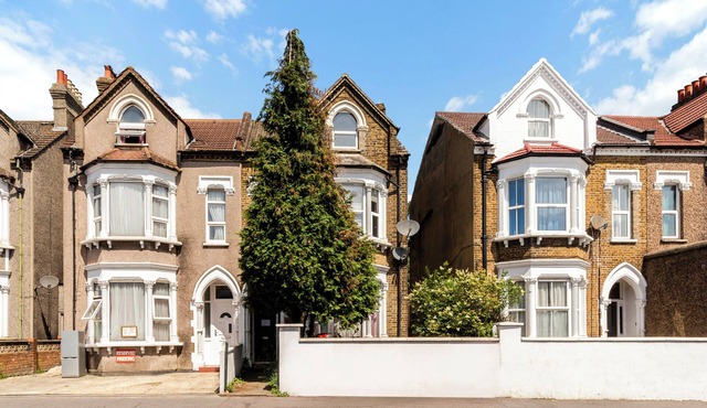 Large Thornton Heath Studio minutes from the station!
