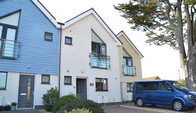 Light, modern townhouse with patio, a minute from beach; child- and pet-friendly