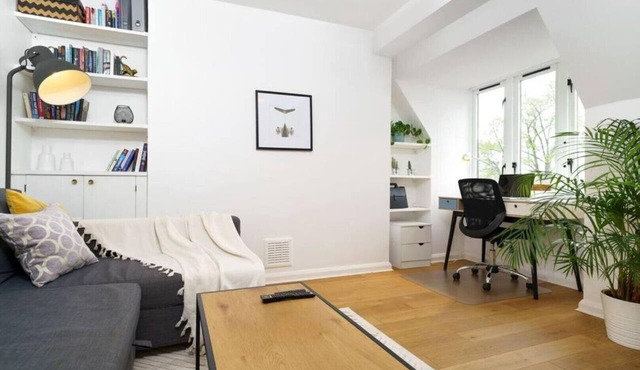 Light Spacious Apartment in Victoria Park Village