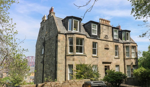 LILYBANK APARTMENT, pet friendly, with open fire in South Queensferry