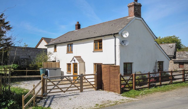 LITTLE BLAGDON, pet friendly, character holiday cottage in Ashwater