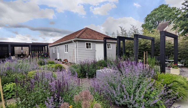 Little Maplewood, Tangmere - sleeps 2 guests in 1 bedroom