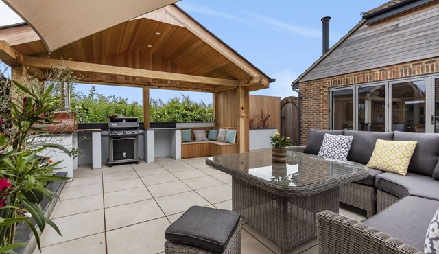 Little Orchard: West Wittering Home – Sleeps 10, 5 Bedrooms & Hot Tub