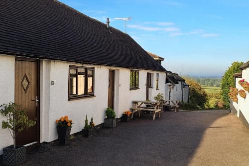 Little Park Holiday Homes Self Catering Cottages 1 & 2 bedrooms available close to Tutbury Castle