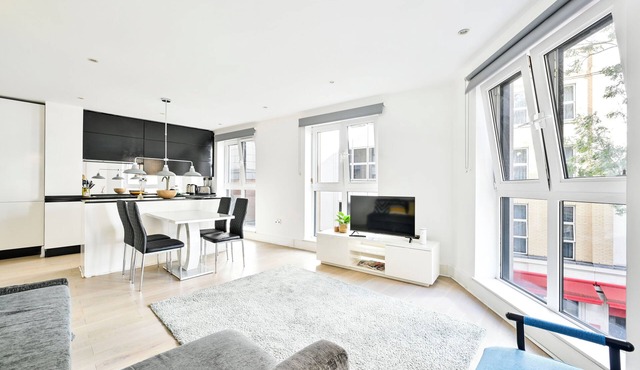 Location location- spacious stylish 2 Bedroom -2 Mins Tower Hill & Tower Bridge