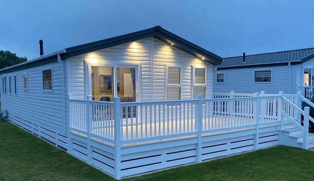 Lodge with a Sea View and Private Parking, Full Bathroom and En Suite
