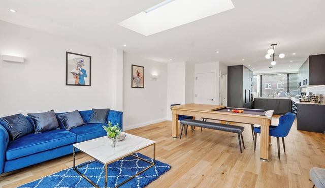 London 5 Bed House, Pool Table, garden & parking near train station