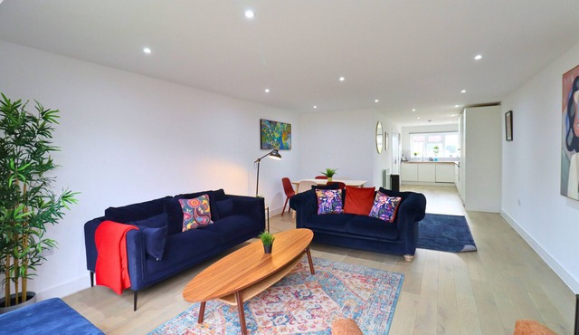 London Mitcham Beautiful Three Bedroom House