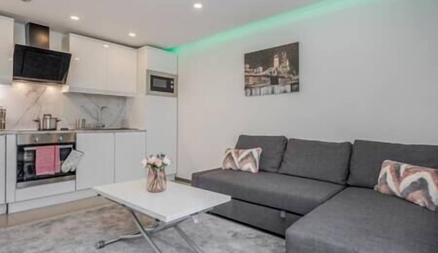 Lovely 2-Bedroom Condo With Balcony and Park View