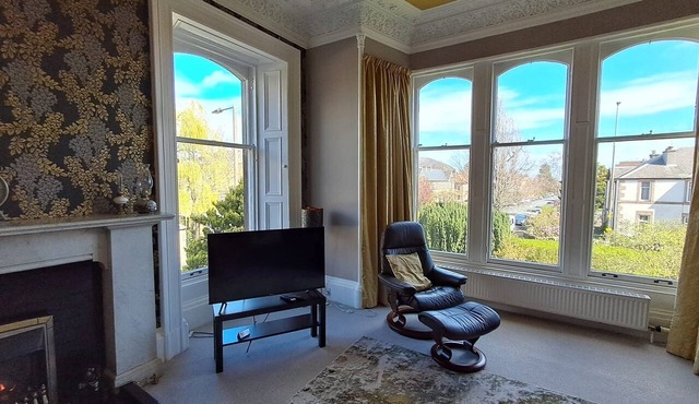 Lovely apartment with balcony in the Grange, close to Morningside & Marchmont.