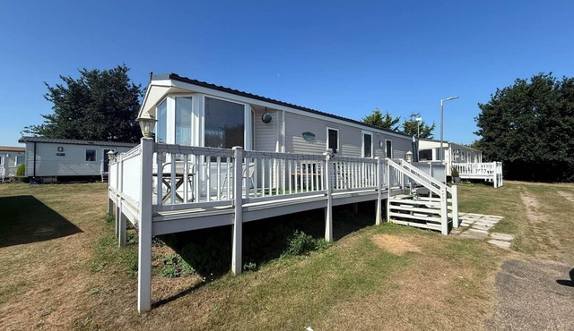 Lovely caravan with decking at Breydon Water in Norfolk ref 10027RP