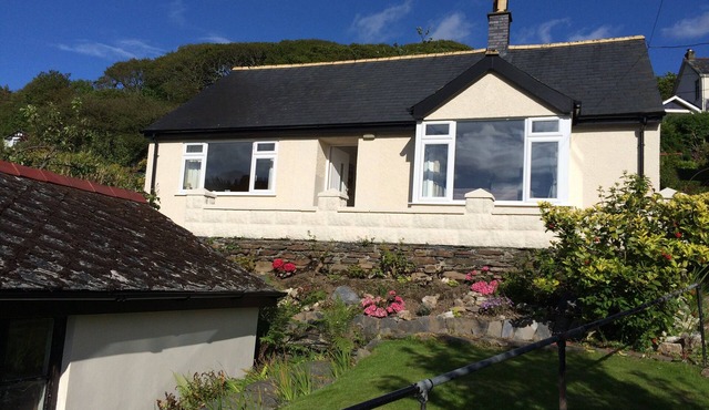 Lovely cottage in Snowdonia, private hot tub, by mountains & award winning beach
