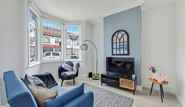 Lovely Home - Park Views & Ideal Transport Links