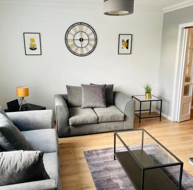 Lovely Modern 3 Bedroom Home with Private Garden & Large Driveway Fits 2 Vans Ideal for Contractors NHS & Long Term Stays Easy Access to M6, Walsall & City Centre