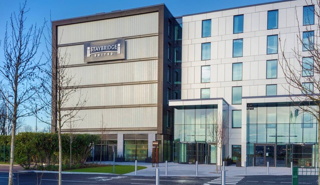Lovely Suite 5 Mins from Heathrow Airport | Business Centre On-Site + Free Wi-Fi