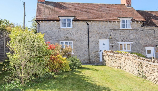 LOWER FARM COTTAGE, pet friendly, with open fire in Portesham