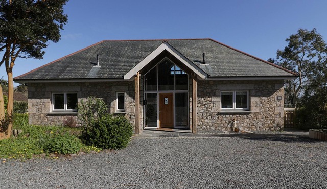 LOWER MELLAN BARN, pet friendly, luxury holiday cottage in Coverack