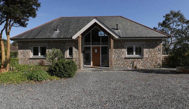 LOWER MELLAN BARN, pet friendly, luxury holiday cottage in Coverack