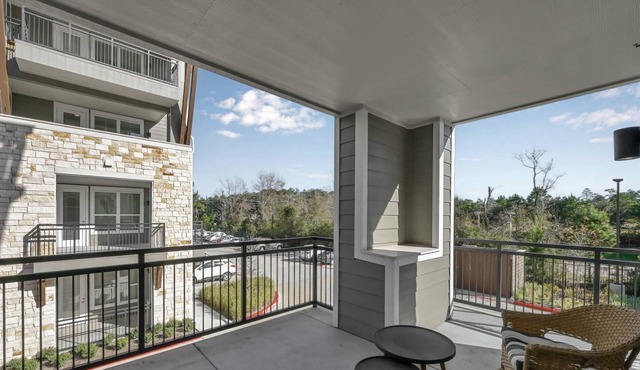 Lux Apt, Covered Parking, Workspace, Community Pool, Fitness Center in Spring